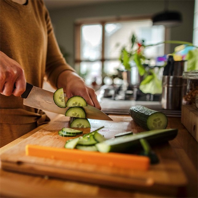 Fiskars 1057550 deska do krojenia Prostokątny Bambusowy, Plastik Bambusowy, Czarny - obrazek 6