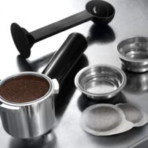 Ekspres kolbowy DeLonghi Dedica Style EC 685.R (1300W; kolor czerwony) (WYPRZEDAŻ)