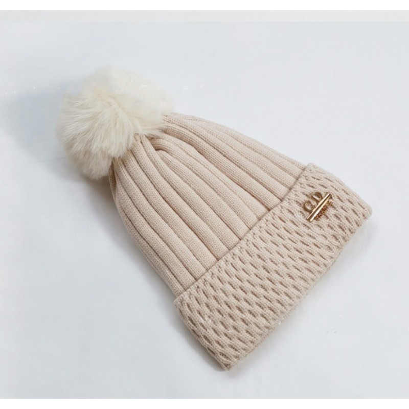 Czapka zimowa dzianinowa z pomponem i naszywką, kremowa CZ33WZ1