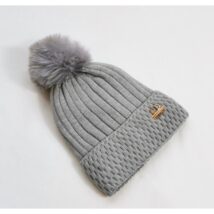 Czapka zimowa dzianinowa z pomponem i naszywką, szara CZ33WZ2