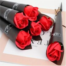 Pojedyncza zapachowa róża mydlana w ozdobnym papierze z kokardą BUK12CZE