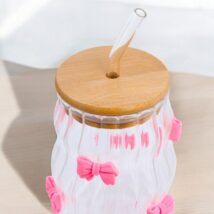 Szklanka, różowe kokardki z rurką i bambusową pokrywką 450 ml – SZK95