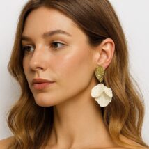 Kolczyki złote sztyft, biały opalizujący KWIAT, płatki K1273