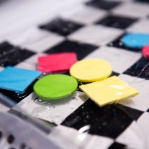 Mata wodna sensoryczna dmuchana dla niemowląt kontrastowa czarno-biała szachownica XXL 65×50 cm