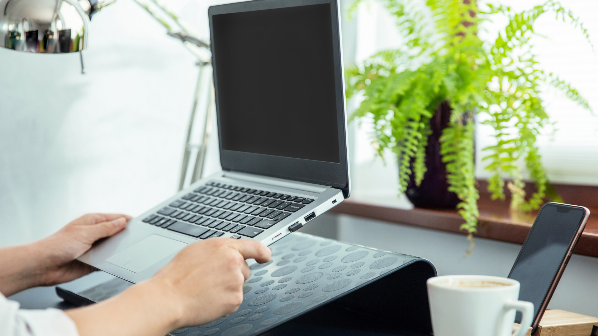 Jak zbudować mobilne biuro: akcesoria, które zmienią laptop w wygodną stację pracy? – Skierniewice