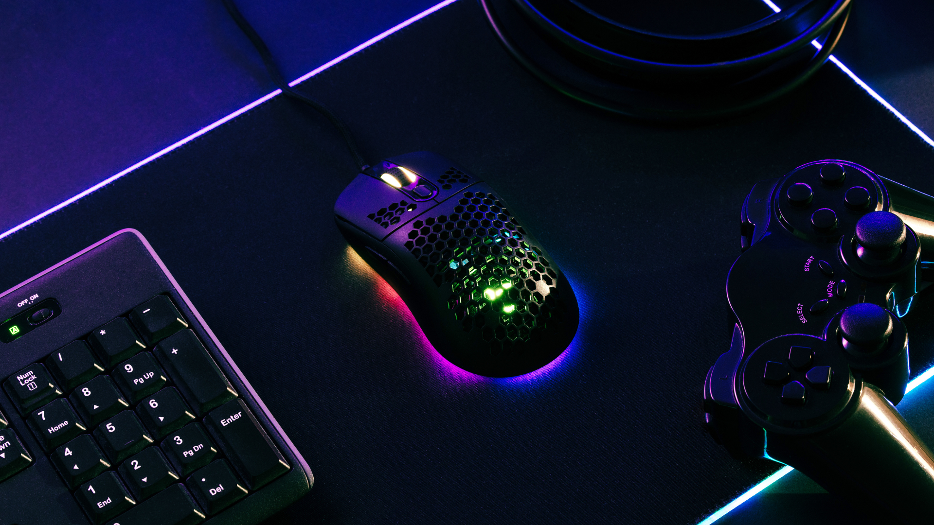 Jak zbudować mobilne biuro: akcesoria, które zmienią laptop w wygodną stację pracy? – Katowice