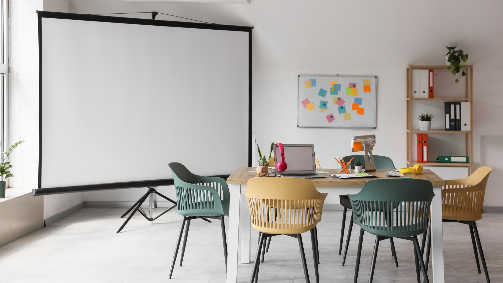 Jak zbudować budżetowe domowe kino: projektor, dźwięk i akcesoria bez remontu? – Białystok