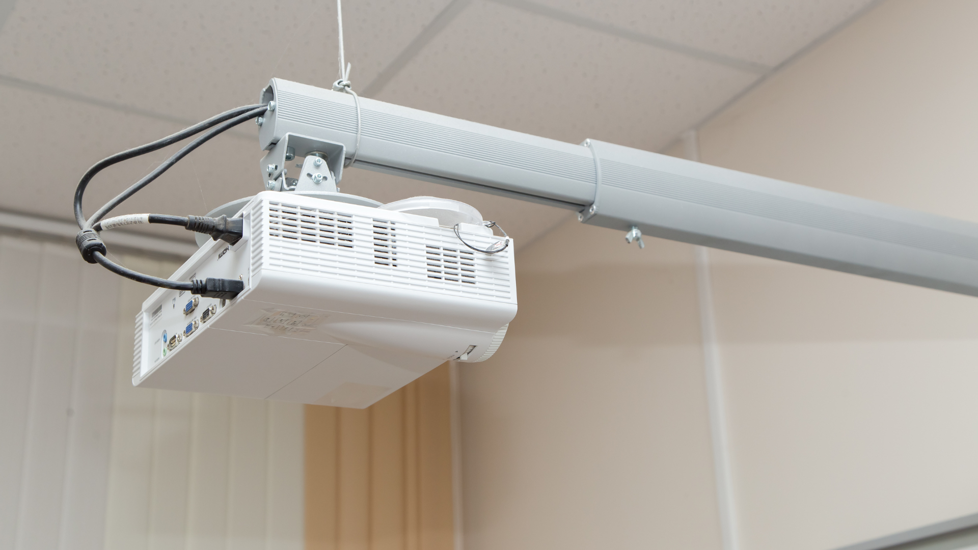 Jak zbudować budżetowe domowe kino: projektor, dźwięk i akcesoria bez remontu? – Leszno