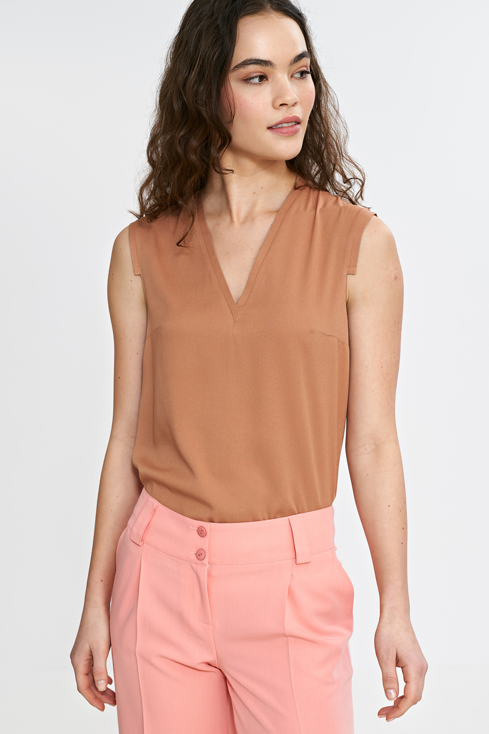 Bluzka bez rękawów z dekoltem V B191 Carmel - Nife