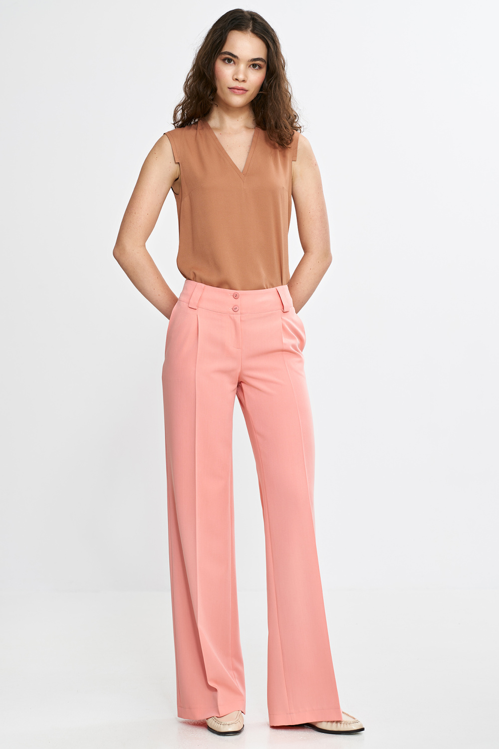 Bluzka bez rękawów z dekoltem V B191 Carmel - Nife - obrazek 3