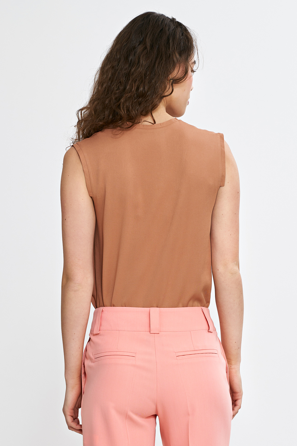 Bluzka bez rękawów z dekoltem V B191 Carmel - Nife - obrazek 4