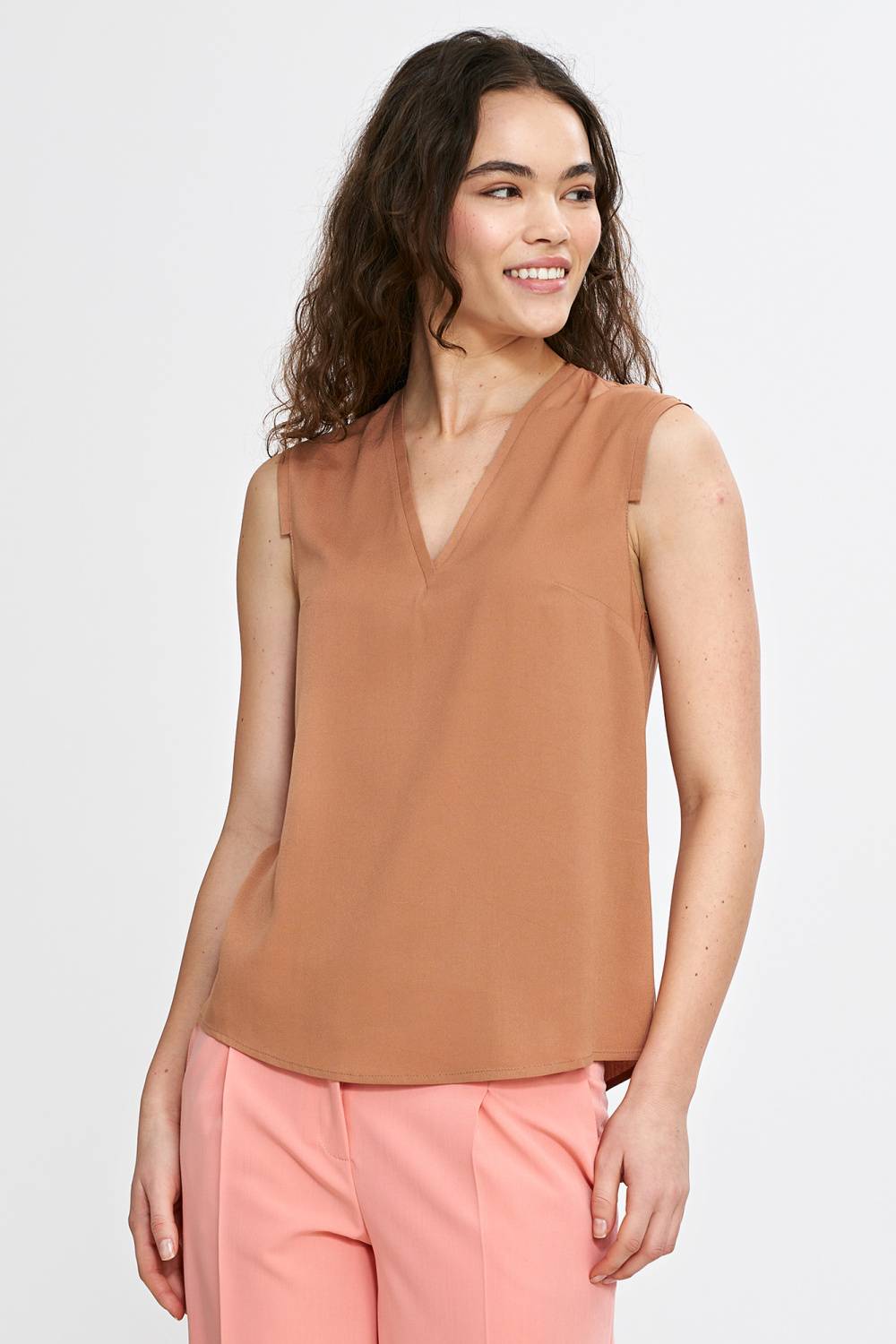 Bluzka bez rękawów z dekoltem V B191 Carmel - Nife - obrazek 5