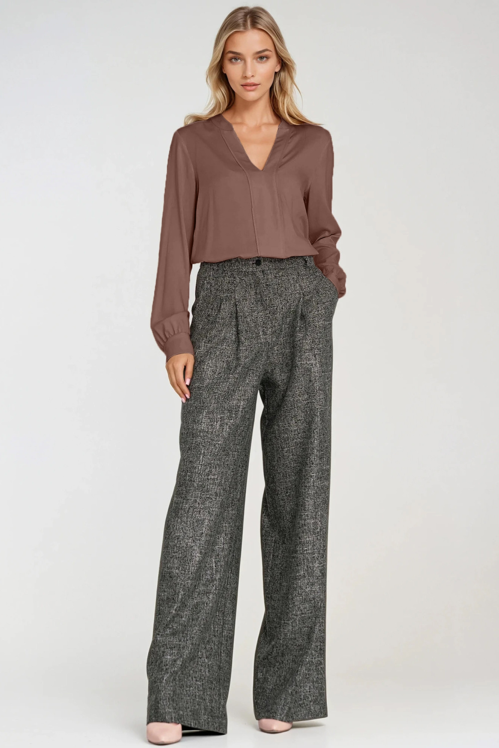 Wiskozowa bluzka z szeroką plisą na dekolcie B196 Mocca - Nife - obrazek 3