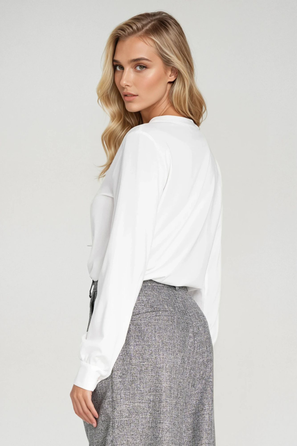 Wiskozowa bluzka z szeroką plisą na dekolcie B196 Ecru - Nife - obrazek 4