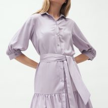 Sukienka Wiskozowa sukienka z falbaną w kolorze liliowym S179 Lila – Nife