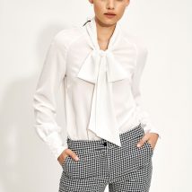 Delikatna bluzka z szarfą w kolorze ecru B141 Ecru – Nife