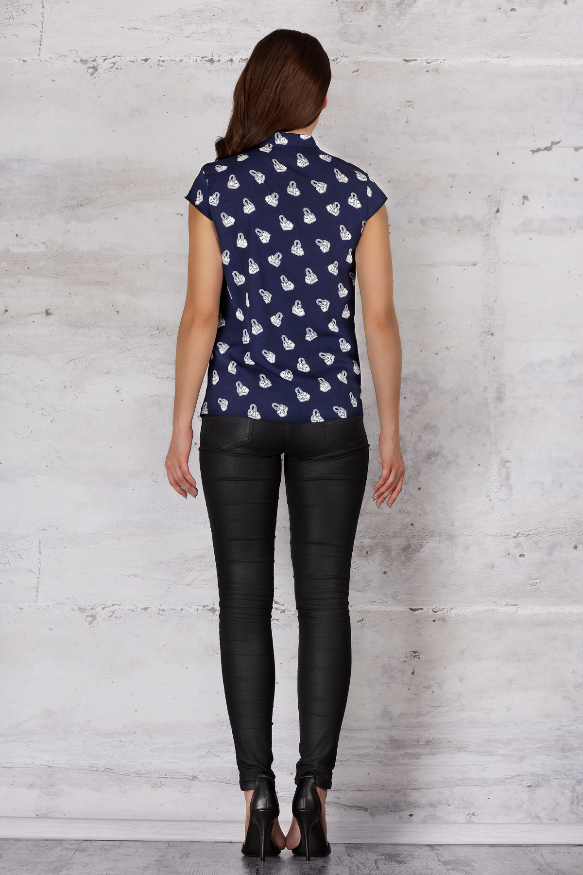 Koszula Damska Model M061 Flamingi Navy - Infinite You - obrazek 4