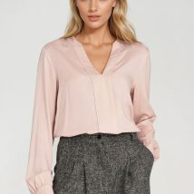 Wiskozowa bluzka z szeroką plisą na dekolcie B196 Beige – Nife