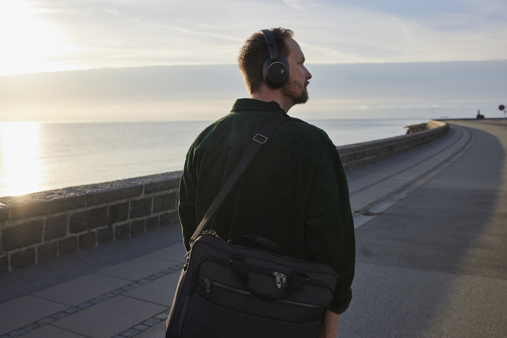 Słuchawki Poly Voyager Surround 80 UC Microsoft Teams Certified USB-C Headset +USB-C/A Adapter Retail Packaging - obrazek 3