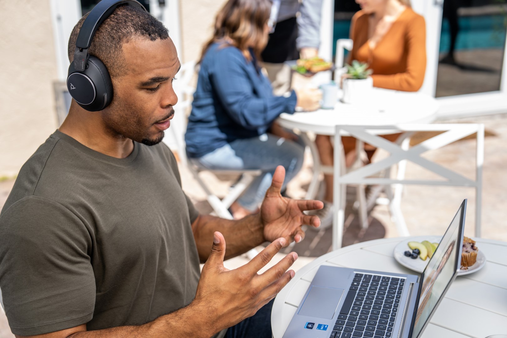 Słuchawki Poly Voyager Surround 80 UC Microsoft Teams Certified USB-C Headset +USB-C/A Adapter Retail Packaging - obrazek 4