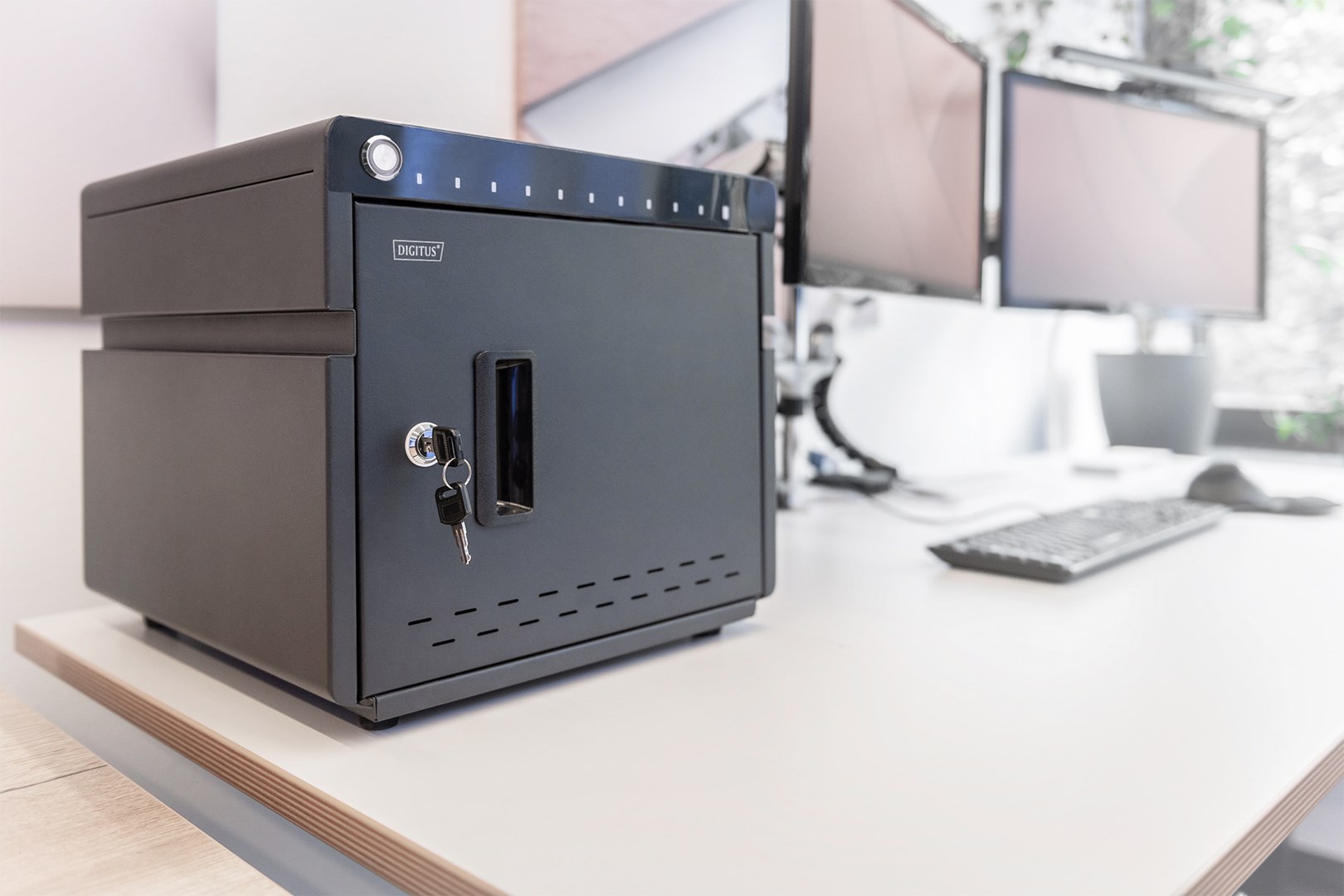 Digitus Mobilna desktopowa stacja ładowania do 10 notebooków/tabletów do 13 cala, UV-C, USB-C - obrazek 3