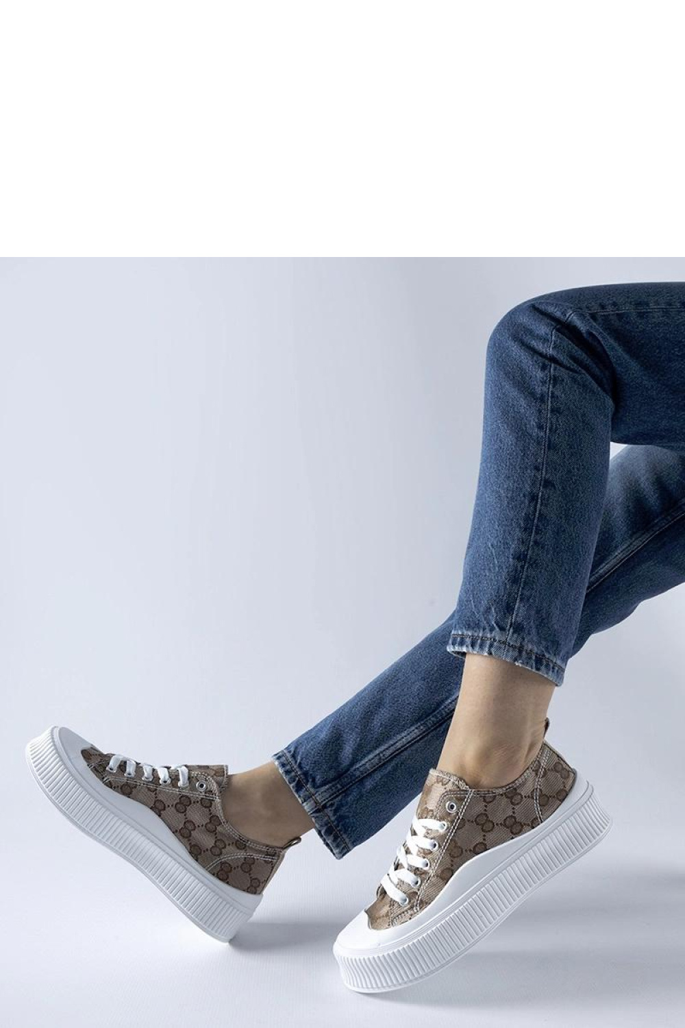 Brązowe trampki zdobione monogramem Cavi - Solea - obrazek 3