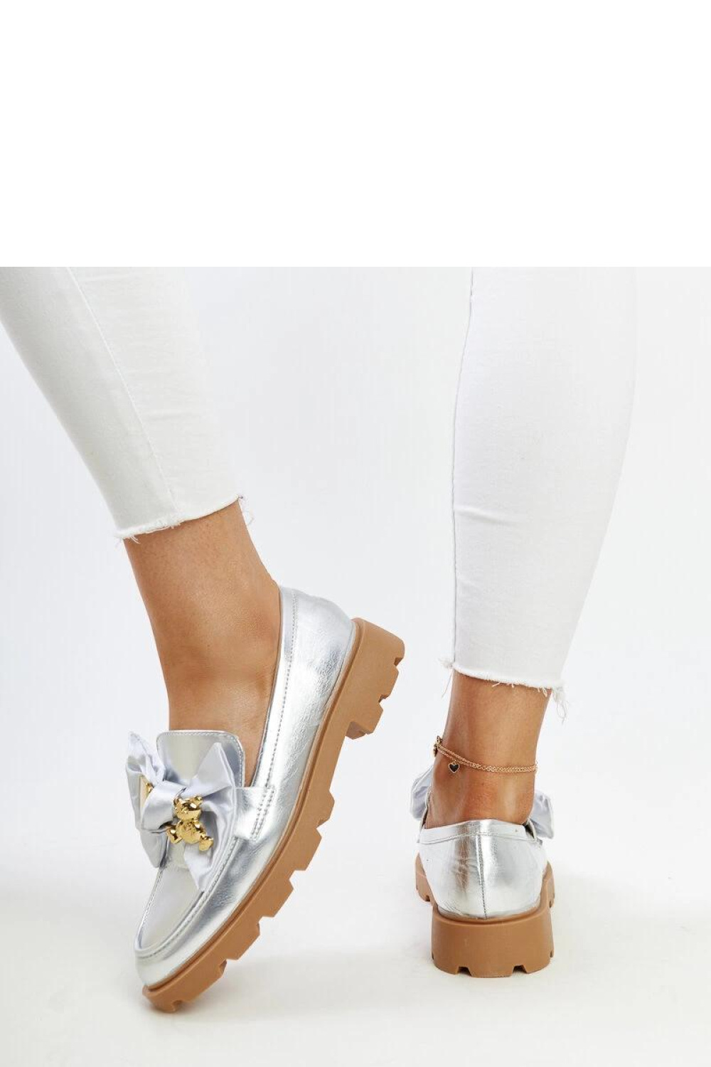 Srebrne mokasyny z ozdobną agrafką Bogumila - Solea - obrazek 4