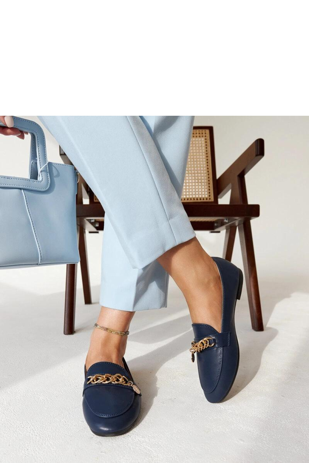 Granatowe mokasyny z łańcuszkiem Scaletta - Solea - obrazek 4