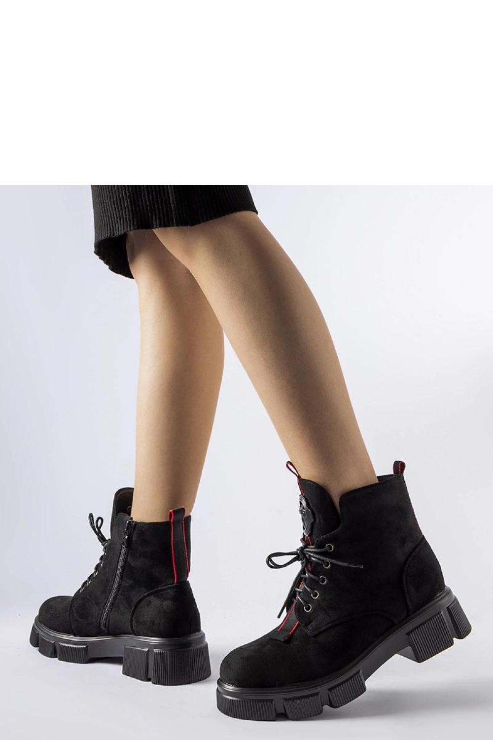 Czarne botki zdobione czerwoną lamówką Monrency - Solea - obrazek 3