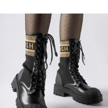 Czarne skarpetowe botki brązowy napis Daria – Solea