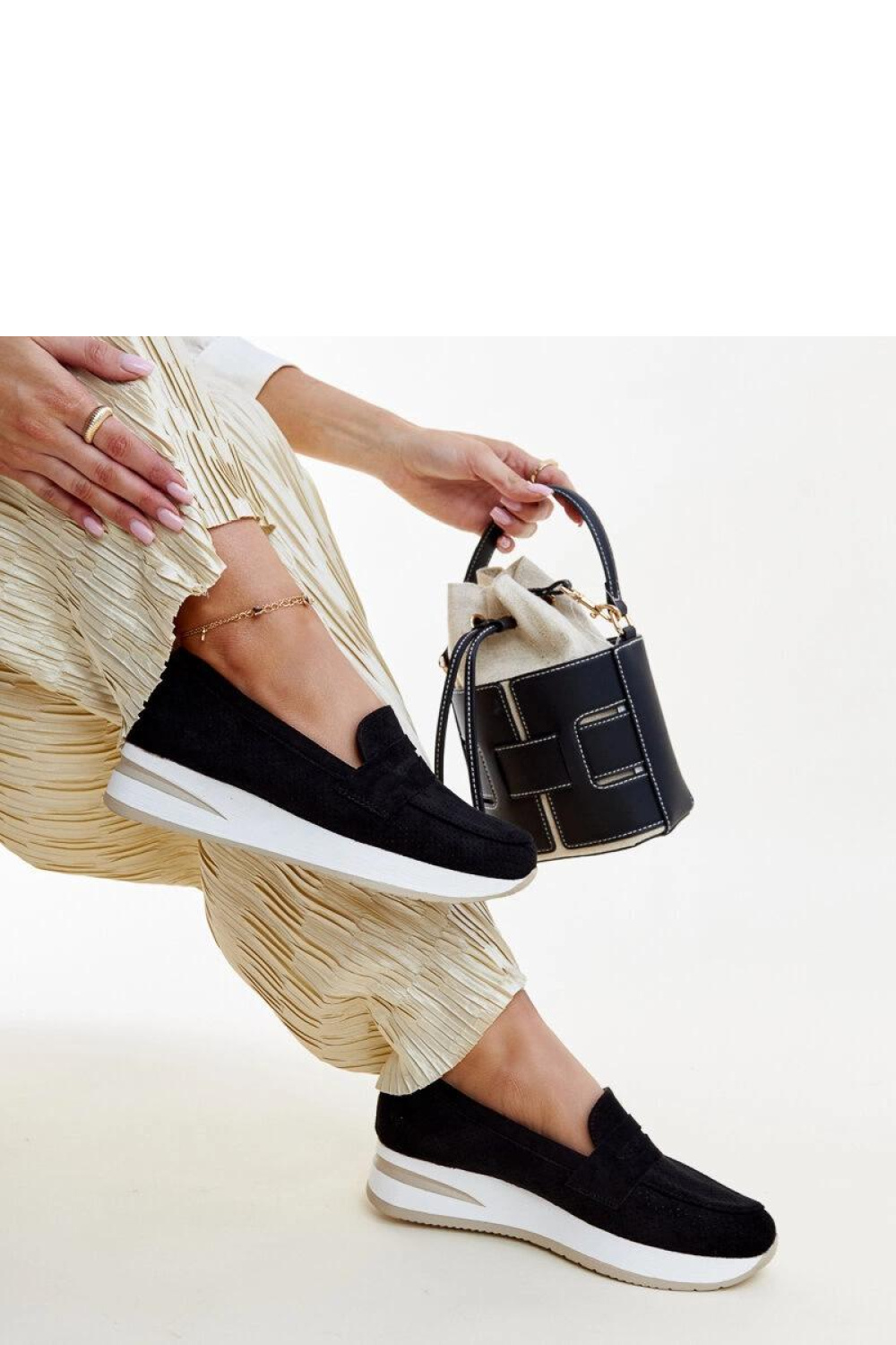 Czarne perforowane półbuty Muna - Solea - obrazek 3