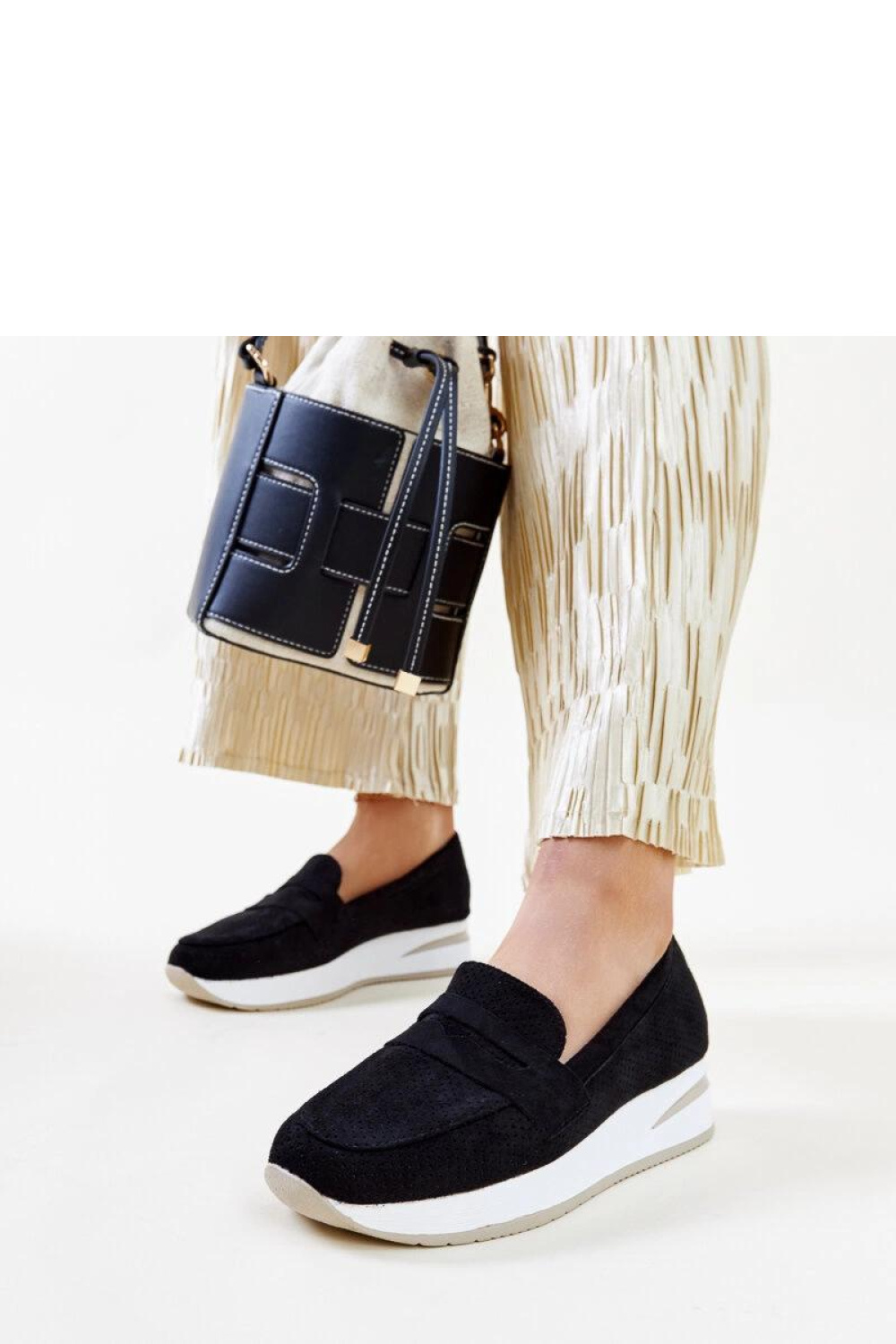 Czarne perforowane półbuty Muna - Solea - obrazek 4