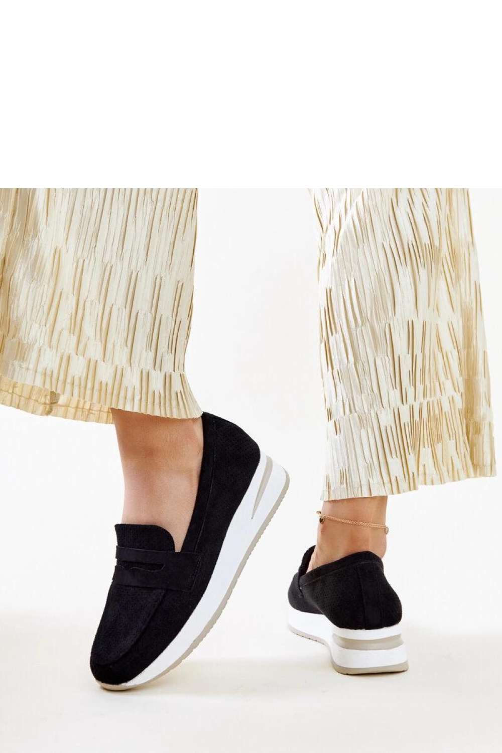 Czarne perforowane półbuty Muna - Solea - obrazek 5