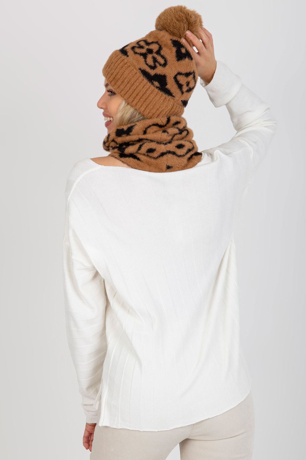 Czapka Damska Model AT-CZ-CM-317.85 Camel - AT - obrazek 3