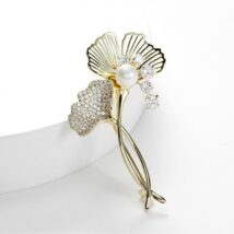 Broszka ozdobna – miłorząb z cyrkoniami i perłą BZ215