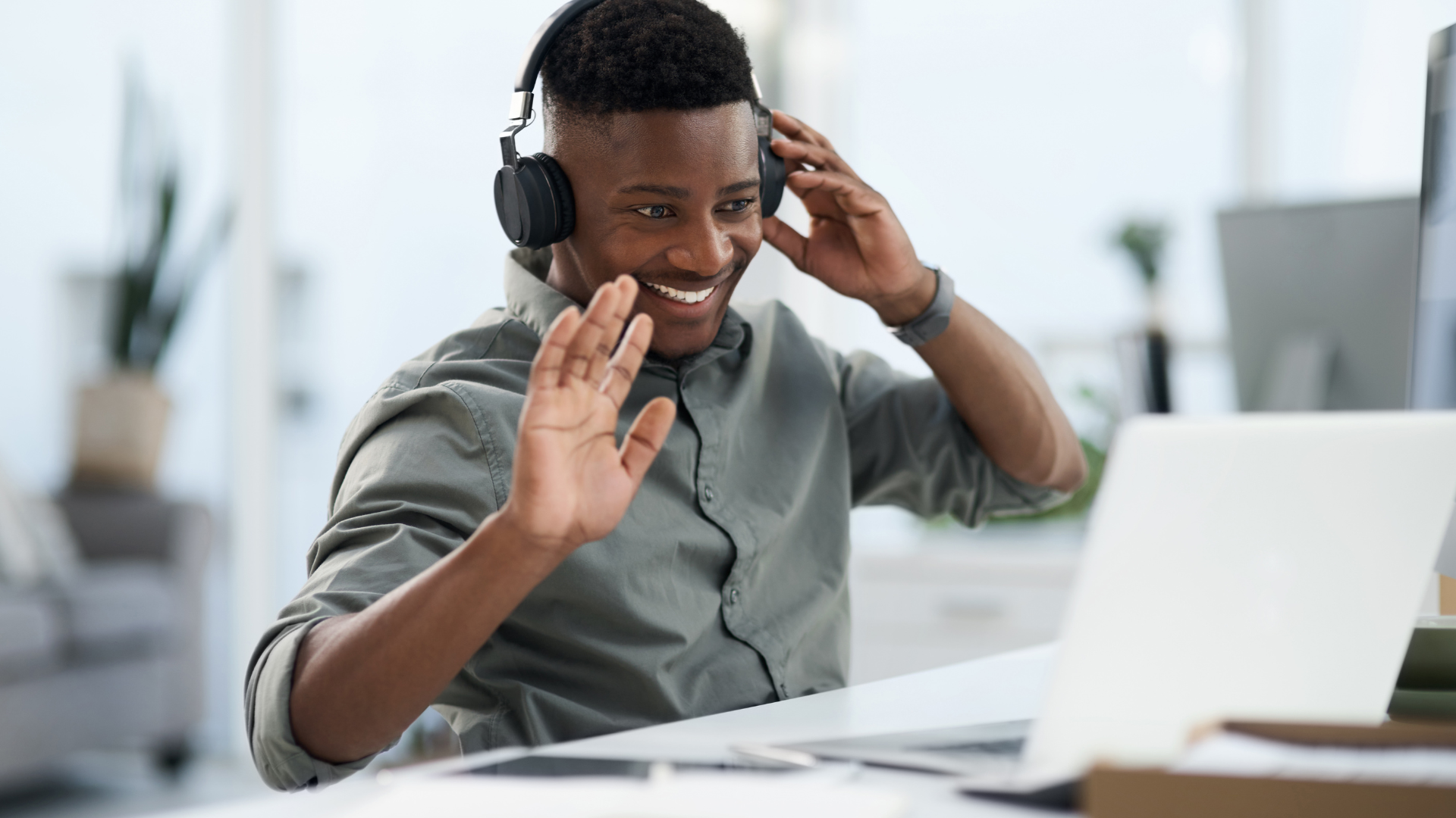 Jak zbudować mobilne biuro: akcesoria, które zmienią laptop w wygodną stację pracy? – Oświęcim